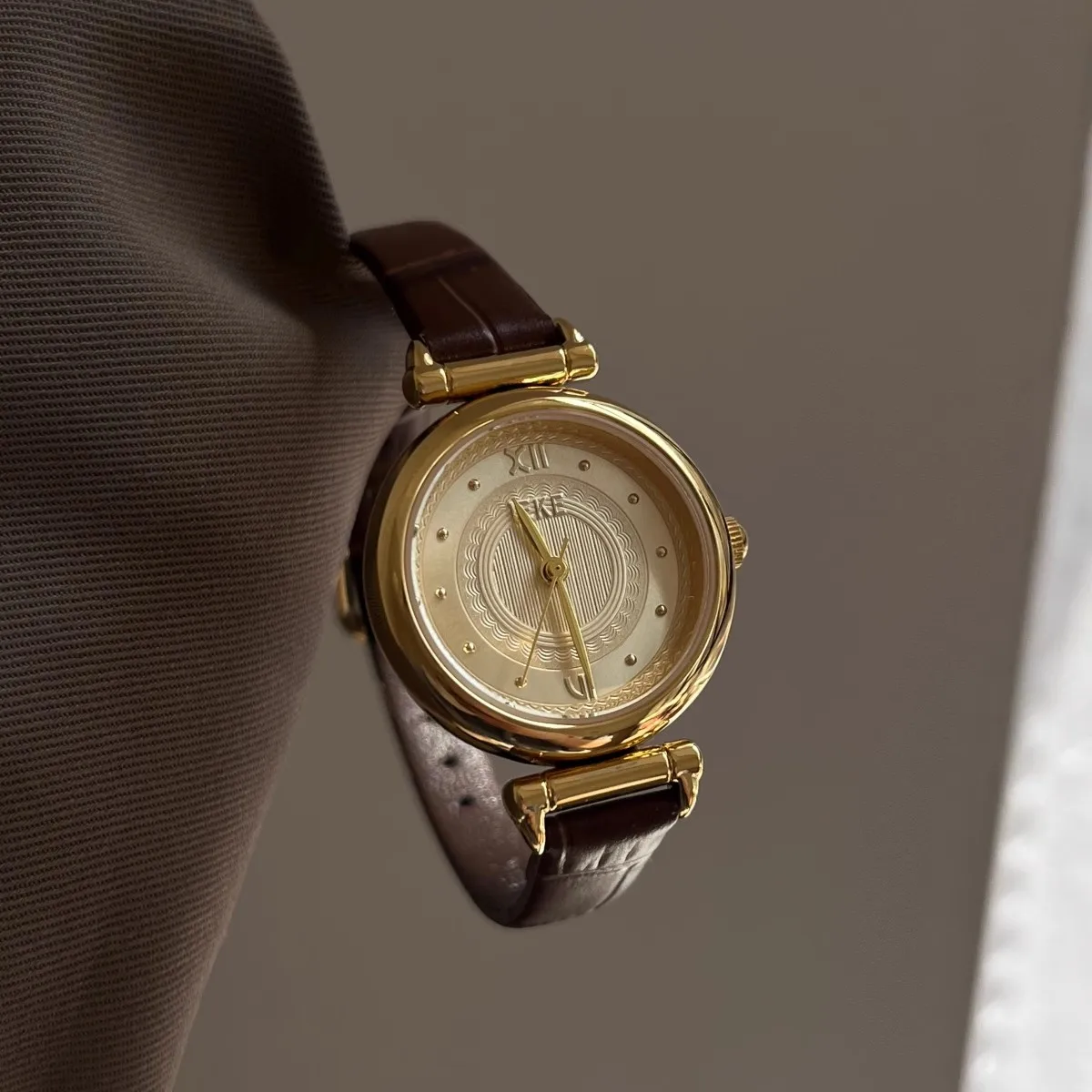 Fashion temperament minimalist luxury green dial with belt strap quartz movement women's watch
