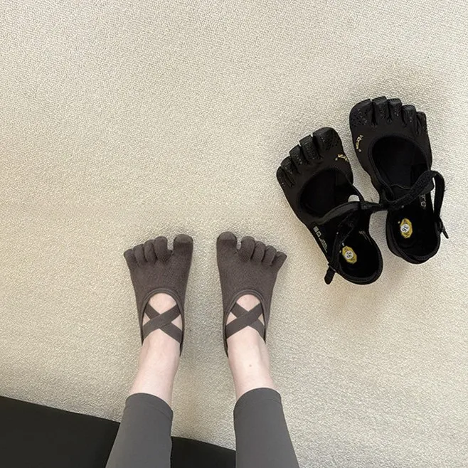Chaussettes de yoga à cinq orteils croisées pour femmes, antidérapantes avec grip en silicone, respirantes, pour Pilates, Barre et Fitness, idéales pour la maison et le studio