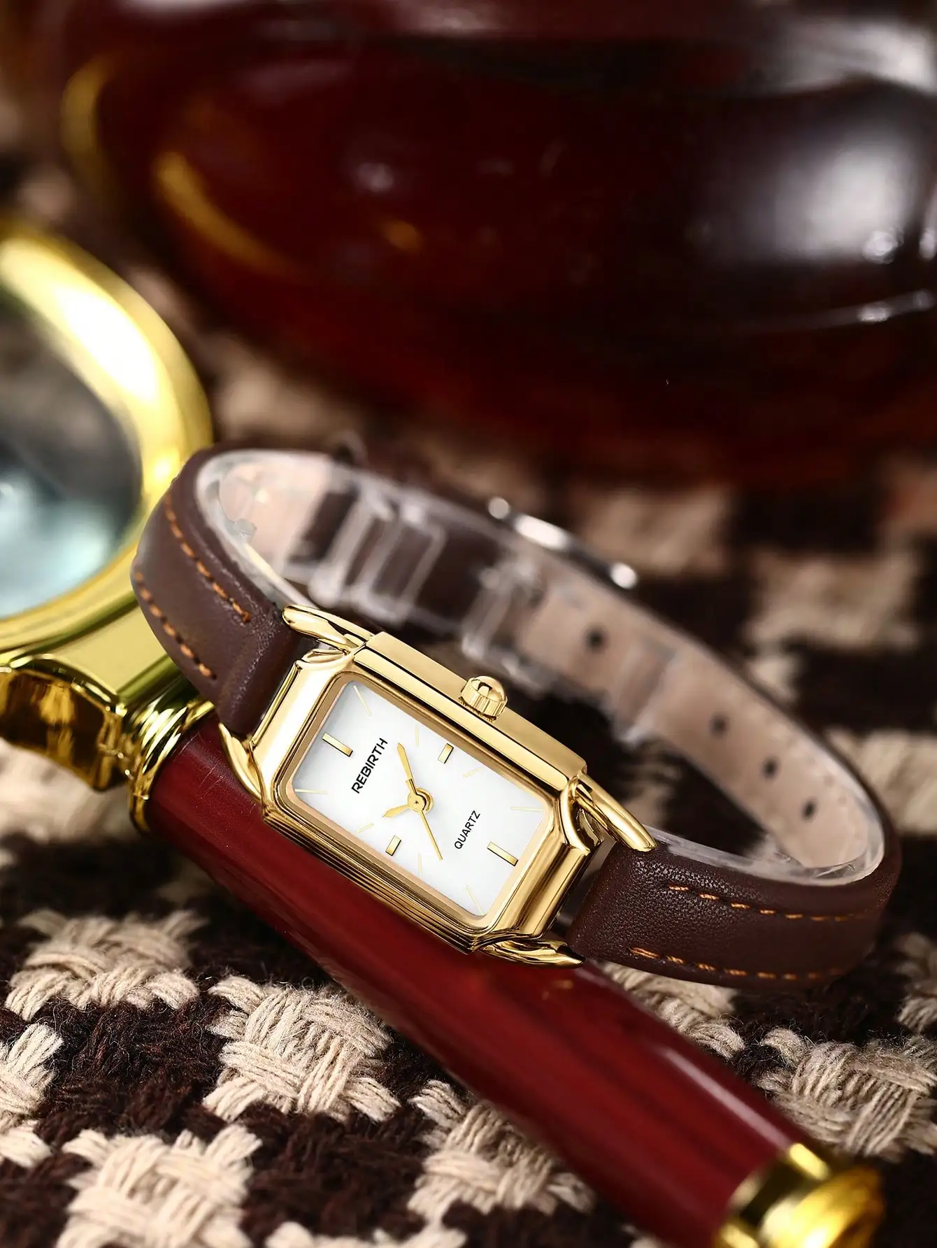 

Женские прямоугольные кварцевые часы золотистого цвета с коричневым кожаным ремешком