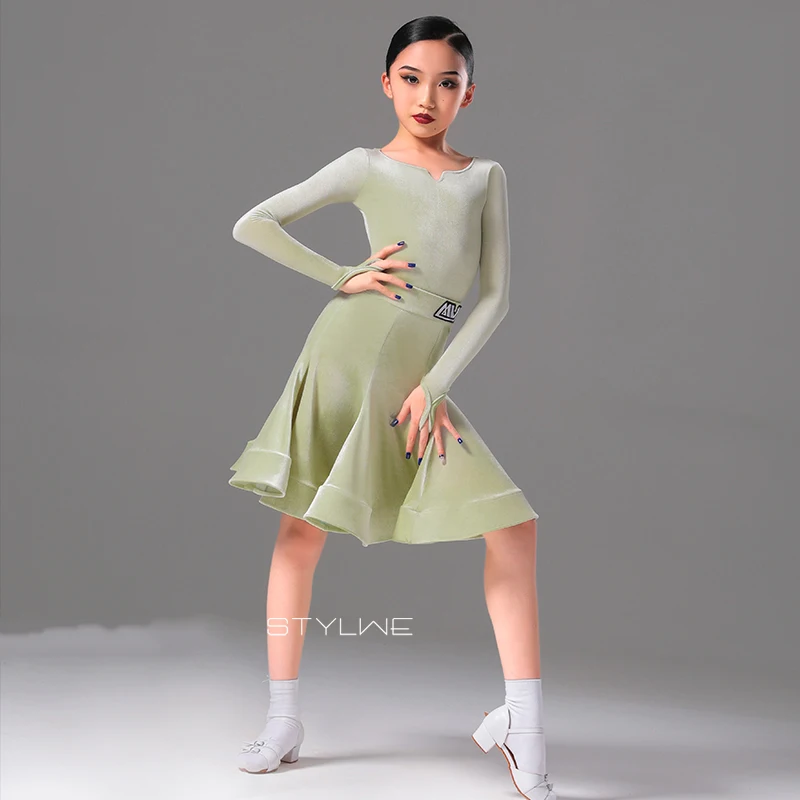

Новинка 2023 года, сценические костюмы для латинских танцев для девочек, зеленая юбка с длинными рукавами и разрезом, бархатный костюм, чача, одежда для латинских танцев DQS21413