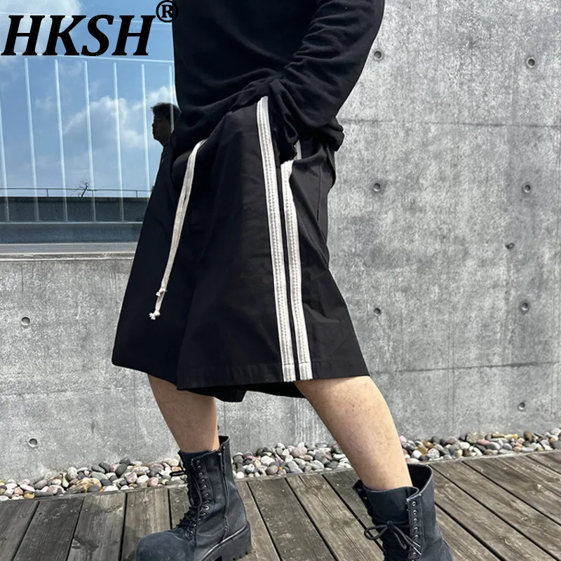 

HKSH RO Стиль Американский Винтаж Мужские Капри Крутой Стиль Сафари Темные Шорты Летние Новые Модные Брендовые Брюки До Колена HK10476