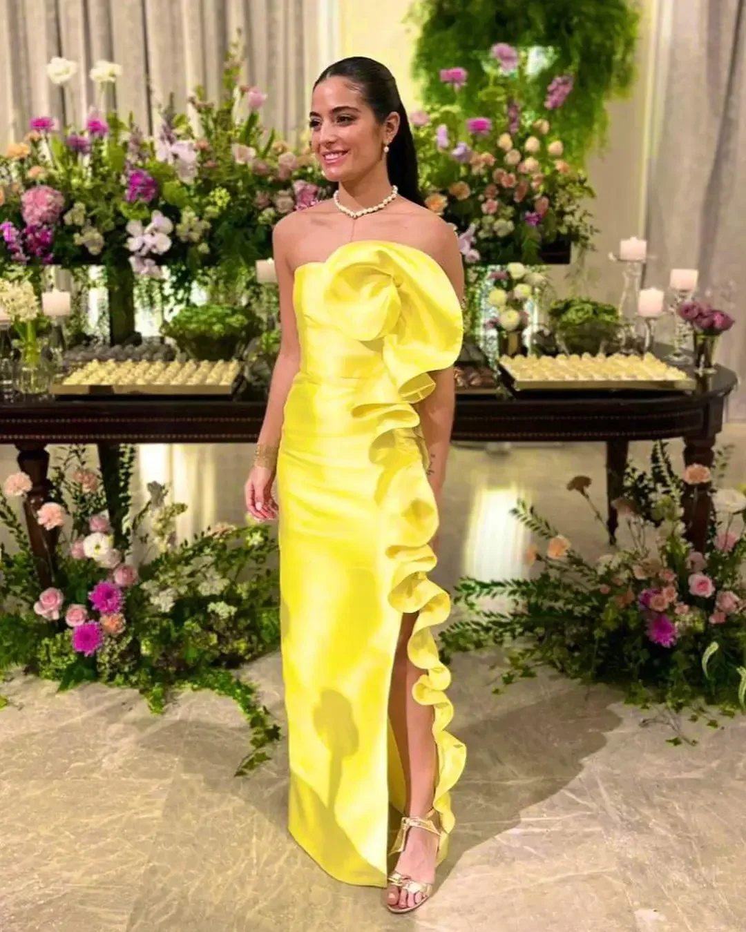 

Customized Yellow Prom Dresses Ruffles Side Slit Long Maid of Honor Wedding Partys Strapless Zipper Formal Banquet Evening Gowns