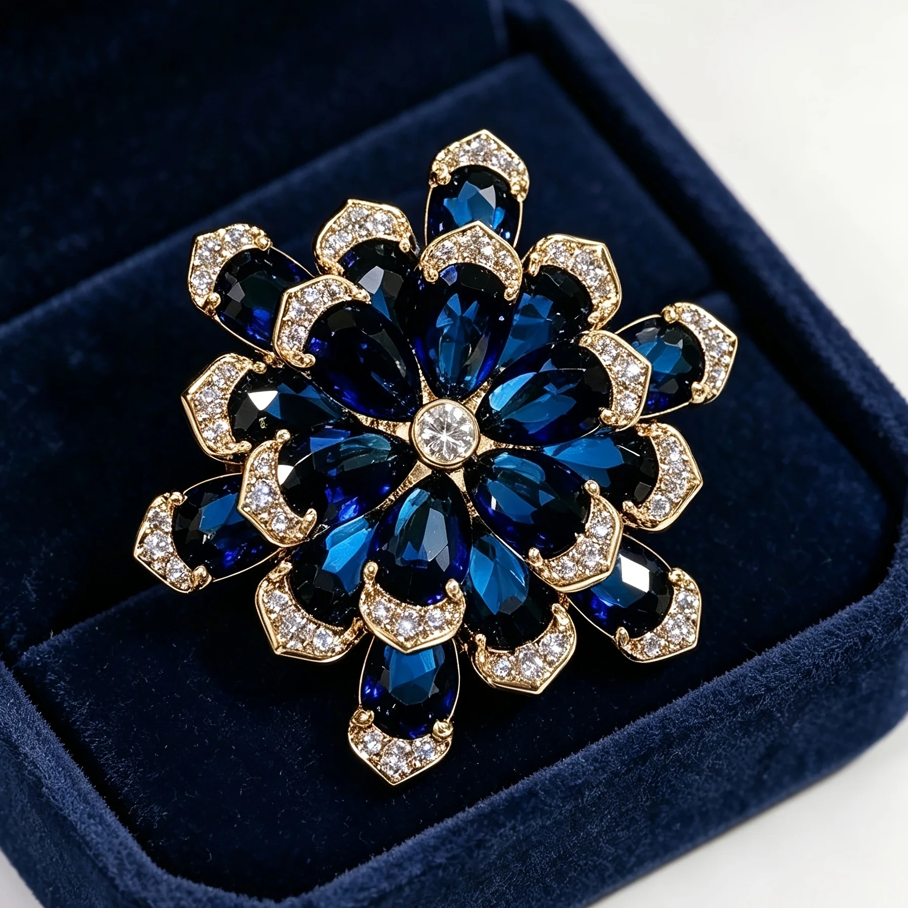 Luxuriöse blaue mehrschichtige Blumenbrosche, stark mit Strass besetzte Blumen-Anstecknadel, elegante Damen-Anstecknadel für Anzug, Mantel und Schal. – Detail 3