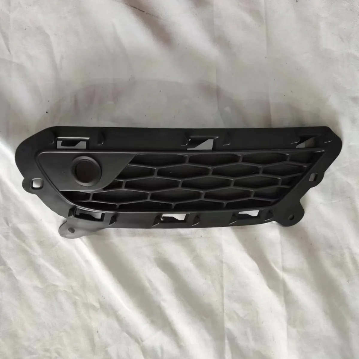 

Applicable to: EVOQUE Land Rover 16 Aurora Shining Front Bar Fog Light Frame (Bottom)