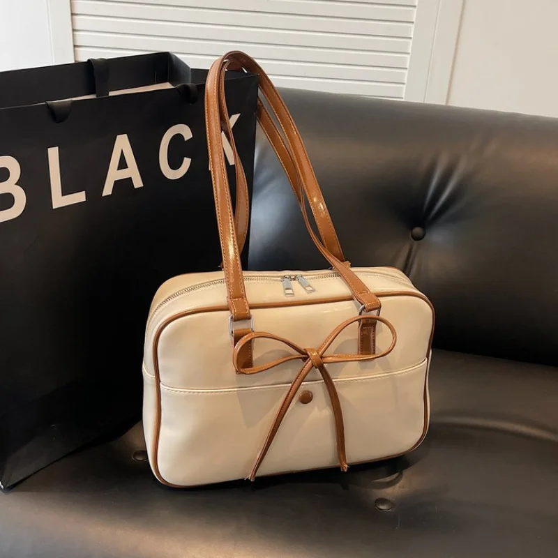 

Women's Classic Tote Bag In Leather, Spacious Interior With Zipper Closure, Shoulder Carry, Luxury Brand Design