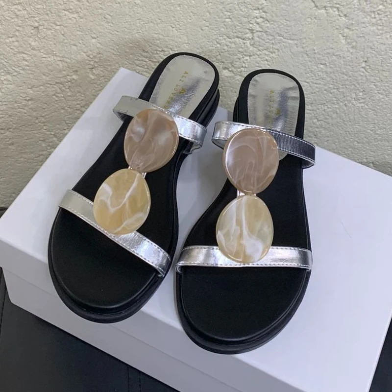 

Дизайнерские тапочки на танкетке, женские летние новые модные шлепанцы с открытым носком, женские нескользящие шлепанцы, удобные повседневные пляжные сандалии, женские