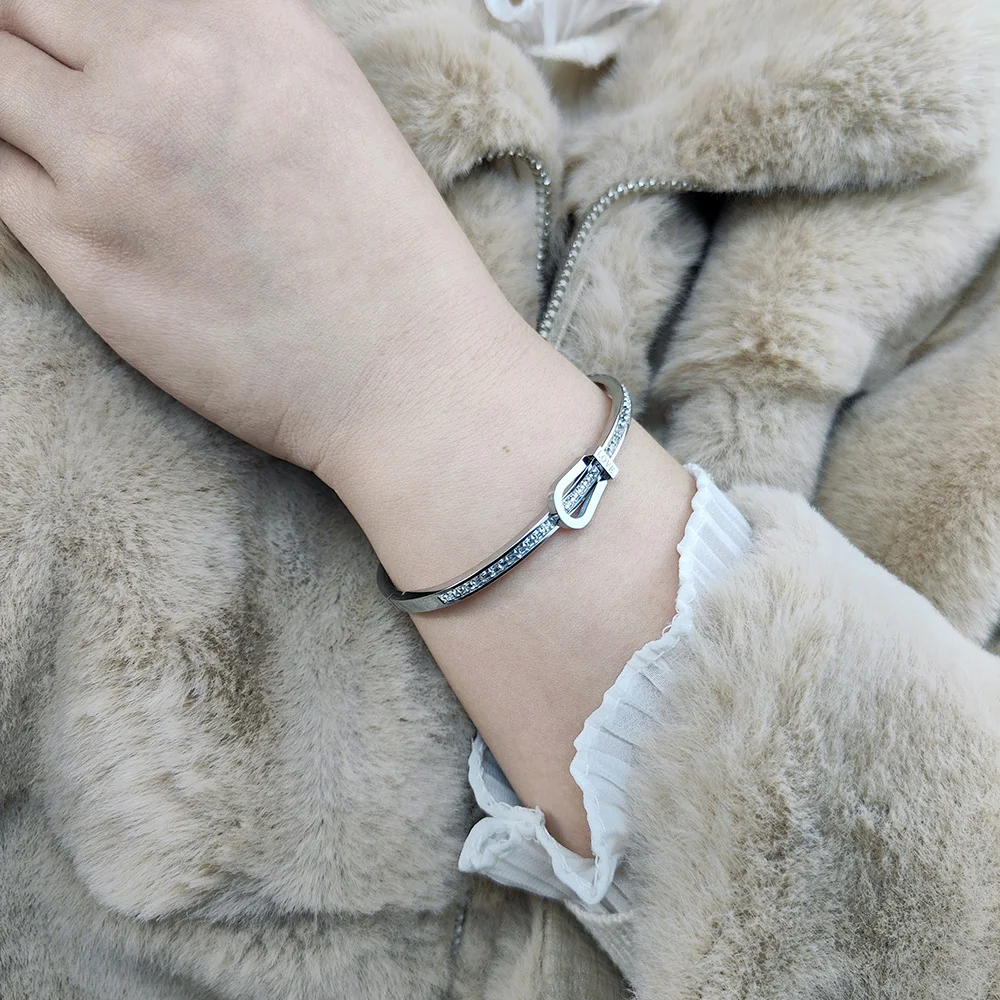 

18K Gold-Plated Stainless Steel LOVE Buckle Diamond-Studded Bangle – Chic Jewelry for Daily Wear, Special Events & Gift Giving