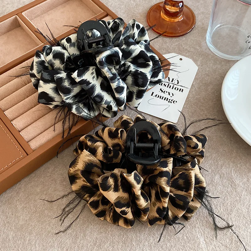 

Chinese-Style Ink Cloud Bubble Ribbon Feather Fabric Hair Clip Updo For Women Shark Clip Hair Accessory