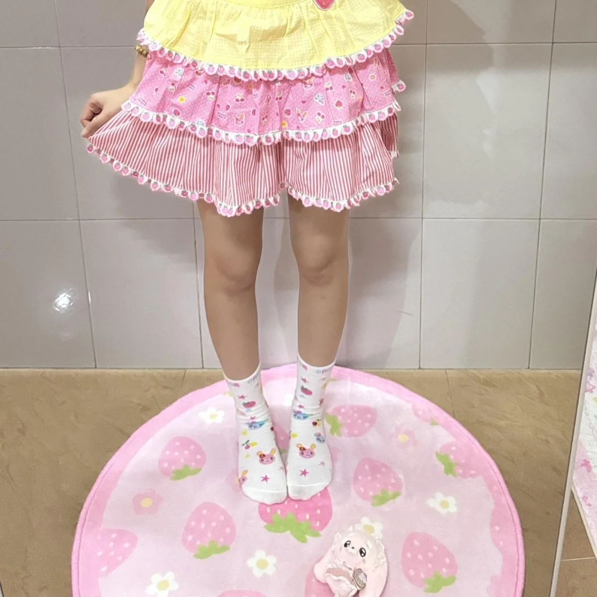 

Очаровательный коврик в форме клубники для девочек, для дома, спальни, дивана, кофейного столика, декоративная подушка, уютный мягкий круглый ковер