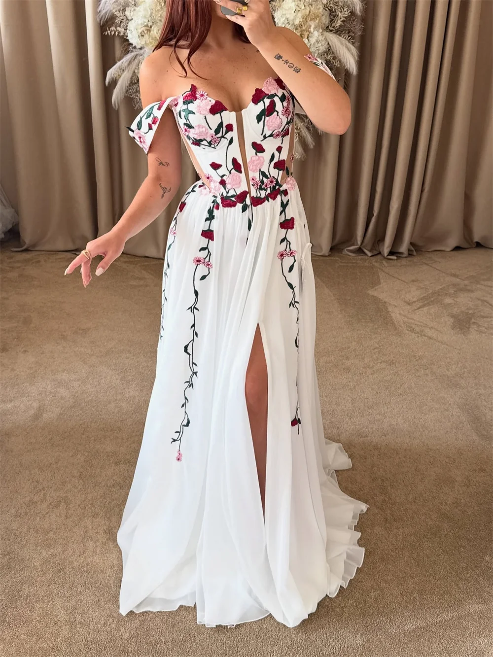 فستان زفاف كيوتو مخصص أبيض عاري الكتفين مزين بالزهور وفتحة جانبية بطول الأرض فساتين سهرة على شكل حرف a من فيستدوس دي نوفيا