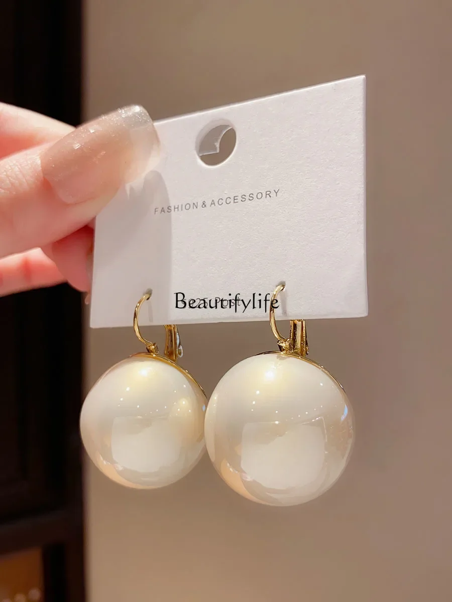 

Hong Kong style retro exaggerated pearl ear buckle type European and American cold style earrings