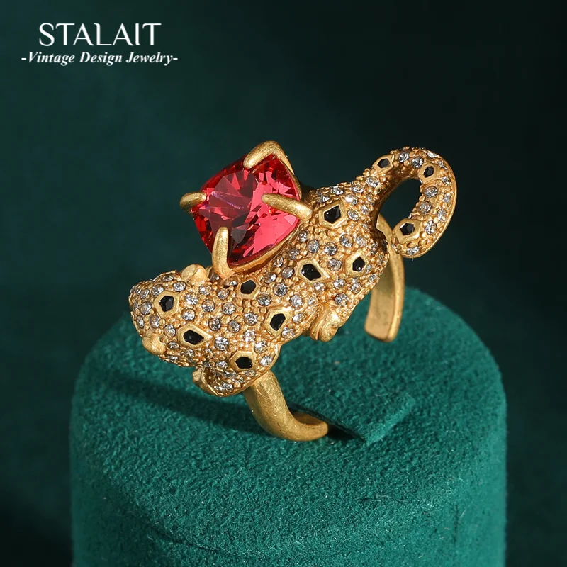 

Retro Pink Cubic Zirconia Inlaid Leopard Head Rings Gold Color Personality Luxury Party Cooper Vintage Jewelry 2024 New Arrival