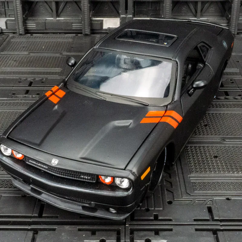 Maisto 1:24 simulación Dodge Challenger 2008 modelo de coche de aleación, puertas y capó de motor, el maletero se puede abrir un coche de juguete para niños