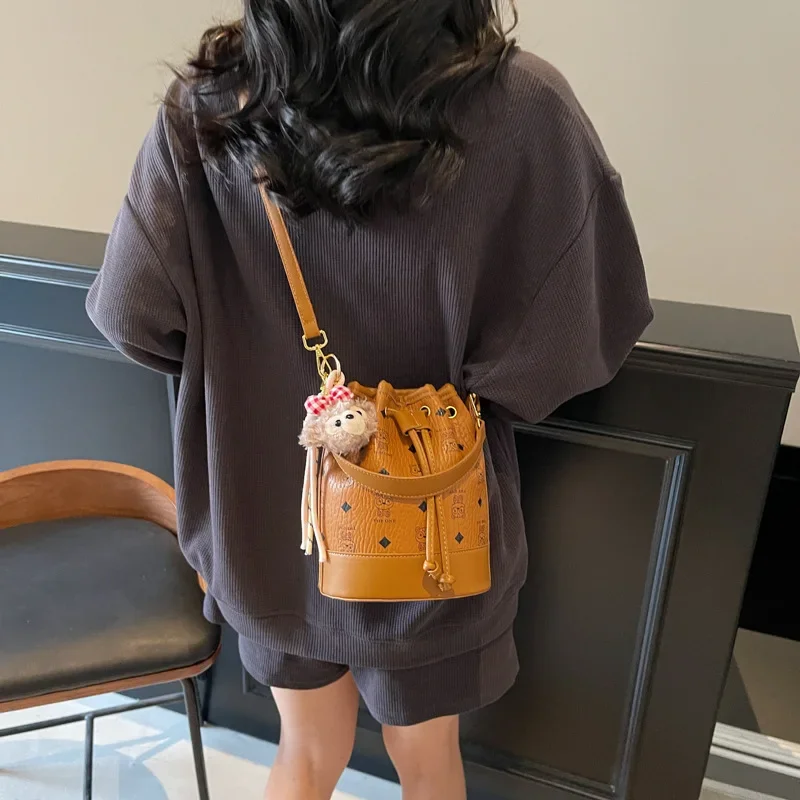 

2025 Trendy Women's Bag. Printed Drawstring Bucket Design, Niche Handbag, Fashionable Shoulder - Oblique Bag for Spring - Summer
