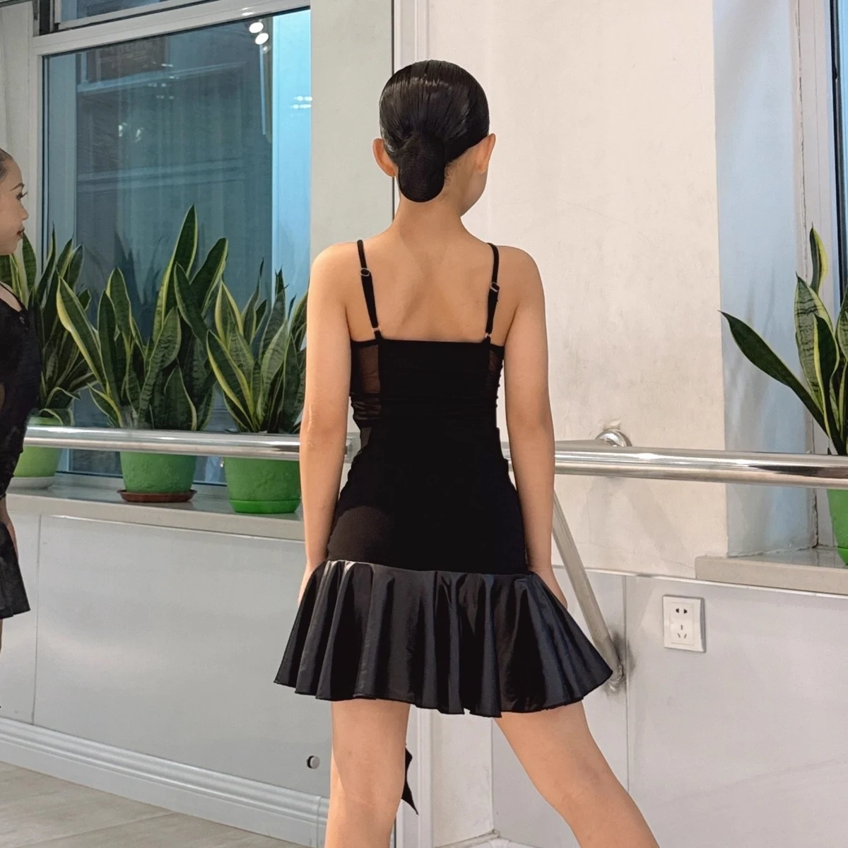 2025 Nuovo Concorso di Ballo Latino Abbigliamento Per Le Ragazze Cinghia Top Gonne Divise Vestito Chacha Rumba Tango Costumi di Scena Latino XH3214