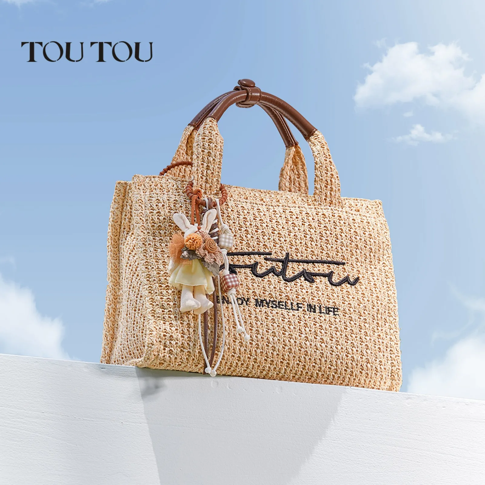

Женская плетеная сумка TOUTOU с милым кулоном, коричневая сумка с регулируемым плечевым ремнем для повседневного использования летом, сумка-тоут для поездок на работу