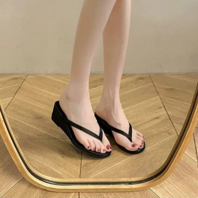 2026 Summer Red Retro Thick Bottom Suede Wedge Flip Floors Height Boosting Cool Slippers Open toed Slide Beach Vacation Shoes