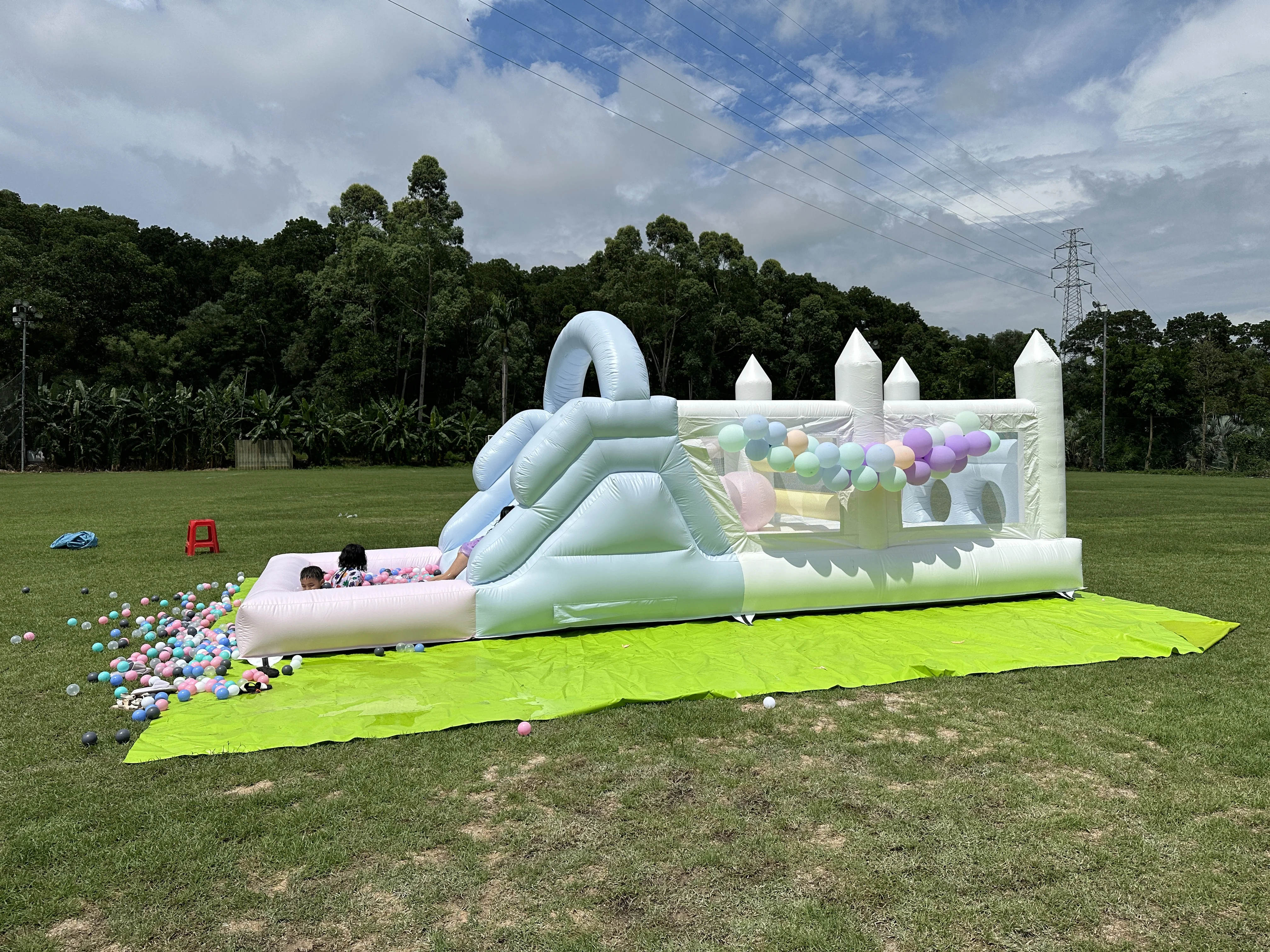 Opblaasbare Macaroon Pvc Water Sildes Ballenbad Voor Kinderen Jungle Gym Waterspeeltoestellen Met 1100W Luchtblazer