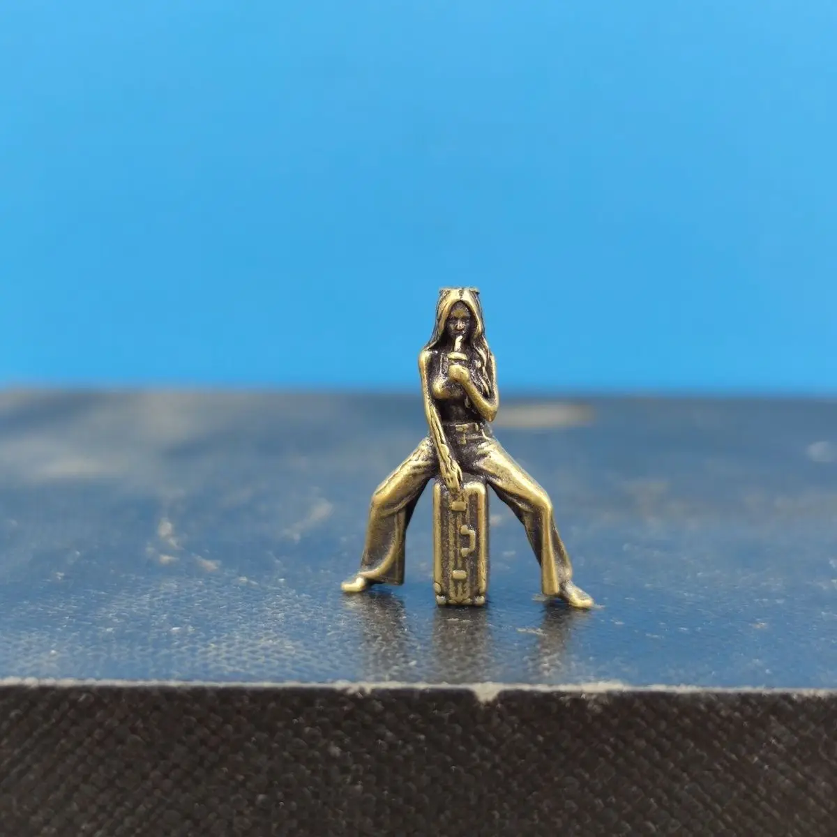 Girl sitting on a suitcase drinking milk tea while waiting for the bus 1/64 original miniature figurine beauty unpainted brass