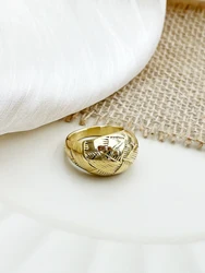 A vintage vintage stainless steel large head grid pattern ring suitable for women's holiday parties, parties, dates,