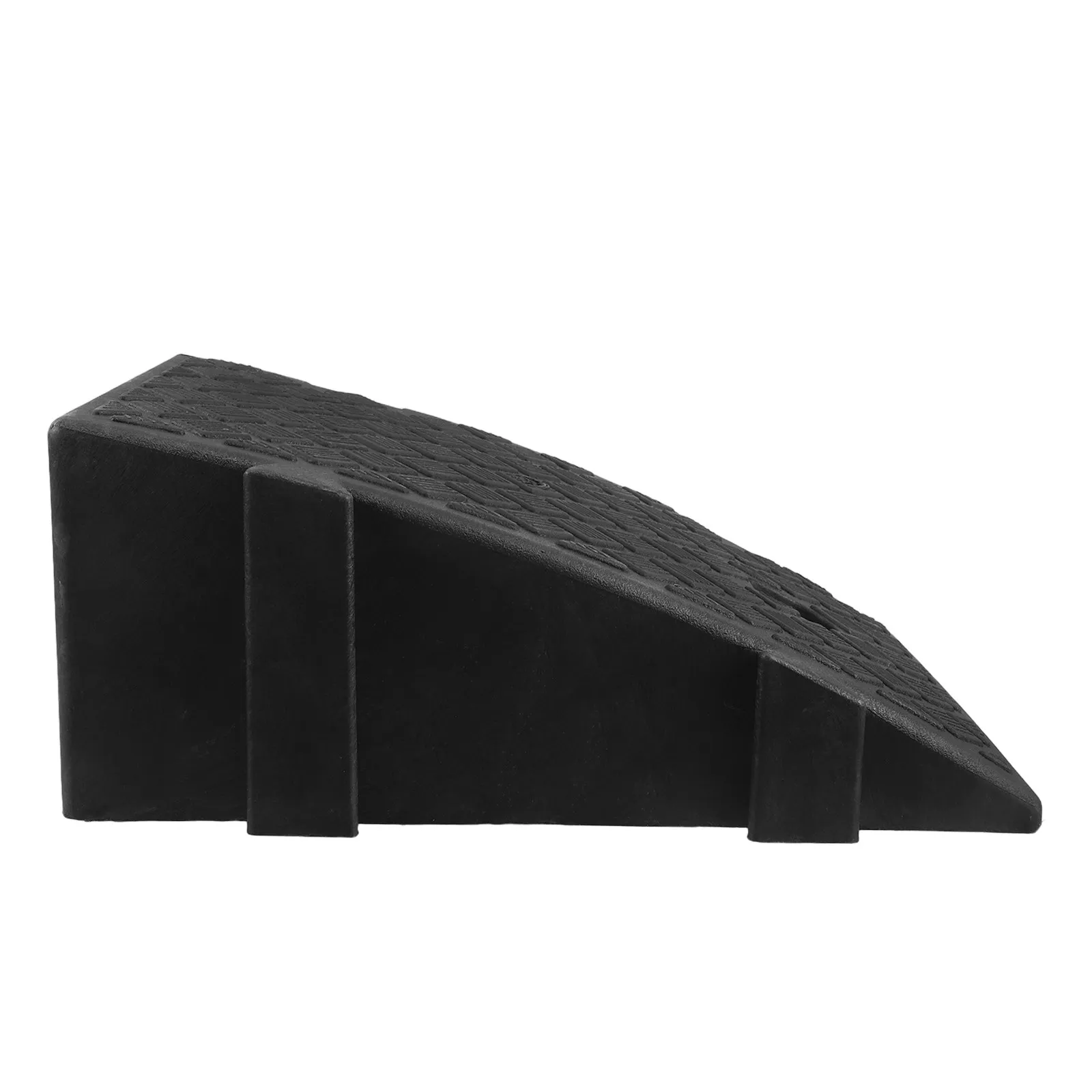 

Пластиковый пандус-порог с наклоном для стабильного перехода через дверной проем в помещении, обеспечивающий безопасность инвалидных колясок, ходунков, роботов-пылесосов