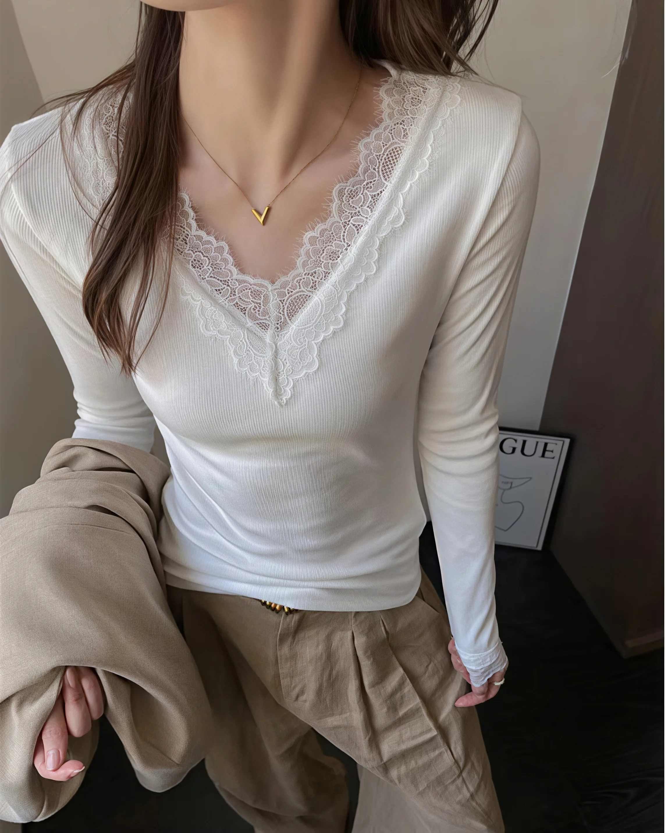 Elegantes Damen-Basic-Layering-Oberteil, Spitzen-V-Ausschnitt, Langarm-Shirt, gerippter Strick, schmale Passform, Spitzenbesatz an den Manschetten, weiche, lässige Alltagsbluse. – Detail 5