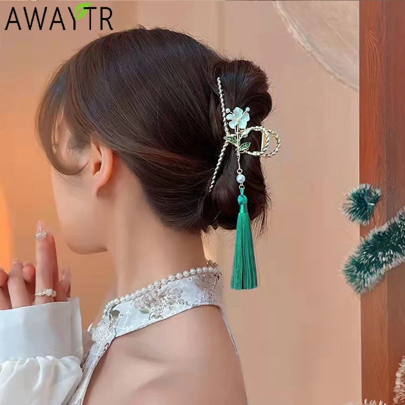 Chinese Style Hair Claws Palace Alloy Hairpin Camellia Hairgrips Green Tassel Crab Clip Headwear Personality Hair Accessories