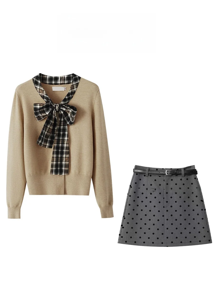 

Комплект из двух предметов: вязаный топ с V-образным вырезом и бантом, короткая юбка А-силуэта в серый горошек. Женский комплект в минималистичном стиле. Осенняя коллекция.