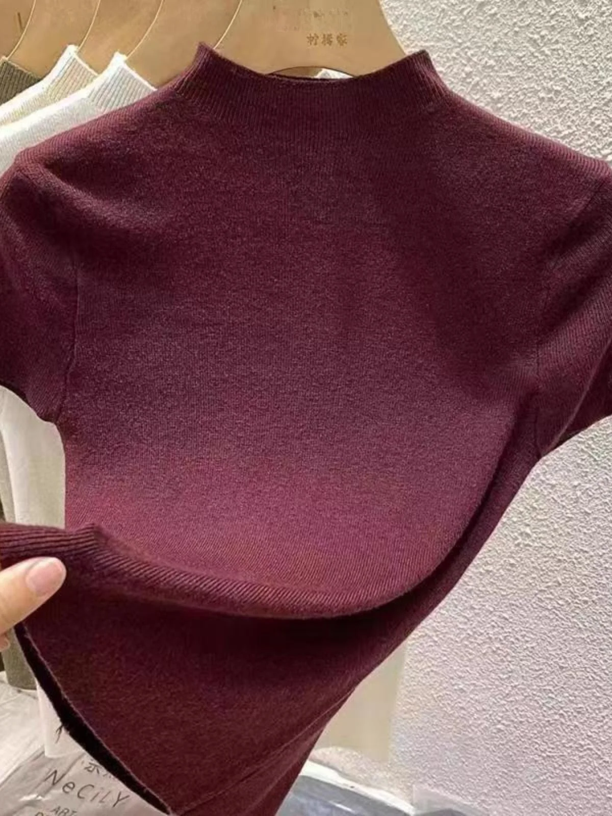 maglia-base-a-maniche-corte-slim-fit-con-collo-mezzo-alto-in-maglia-per-donna-top-elegante-con-copriorecchie-collezione-estiva-2025