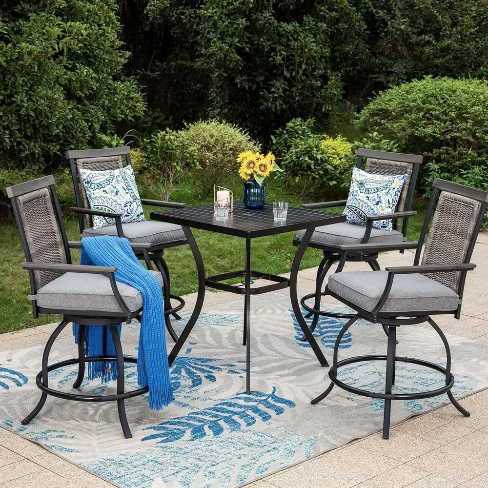 

Уличный комплект барной мебели из 5 предметов: квадратный бистро-стол с высокой столешницей, плетеные стулья из ротанга и устойчивые к погодным условиям подушки.