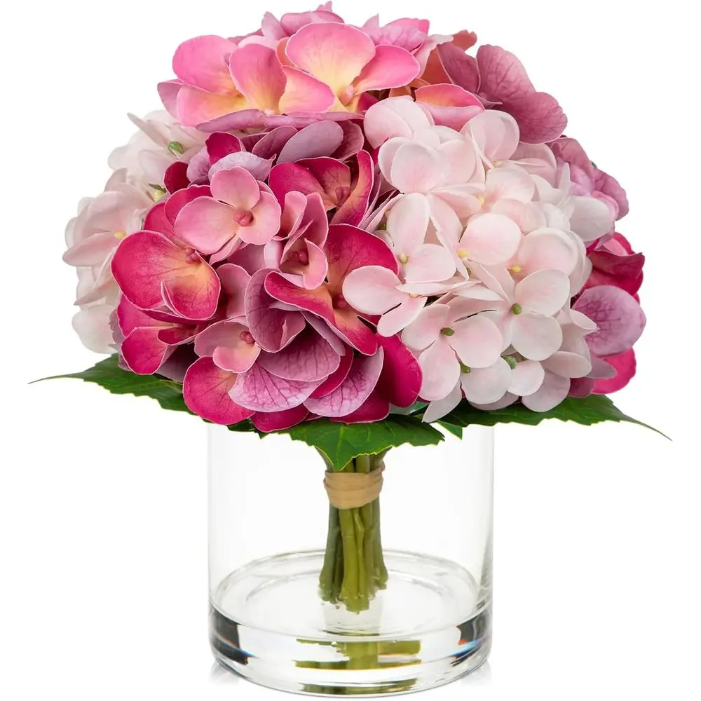 

Маленькие искусственные цветы гортензии розового цвета в стеклянной вазе для домашнего декора и центральных композиций