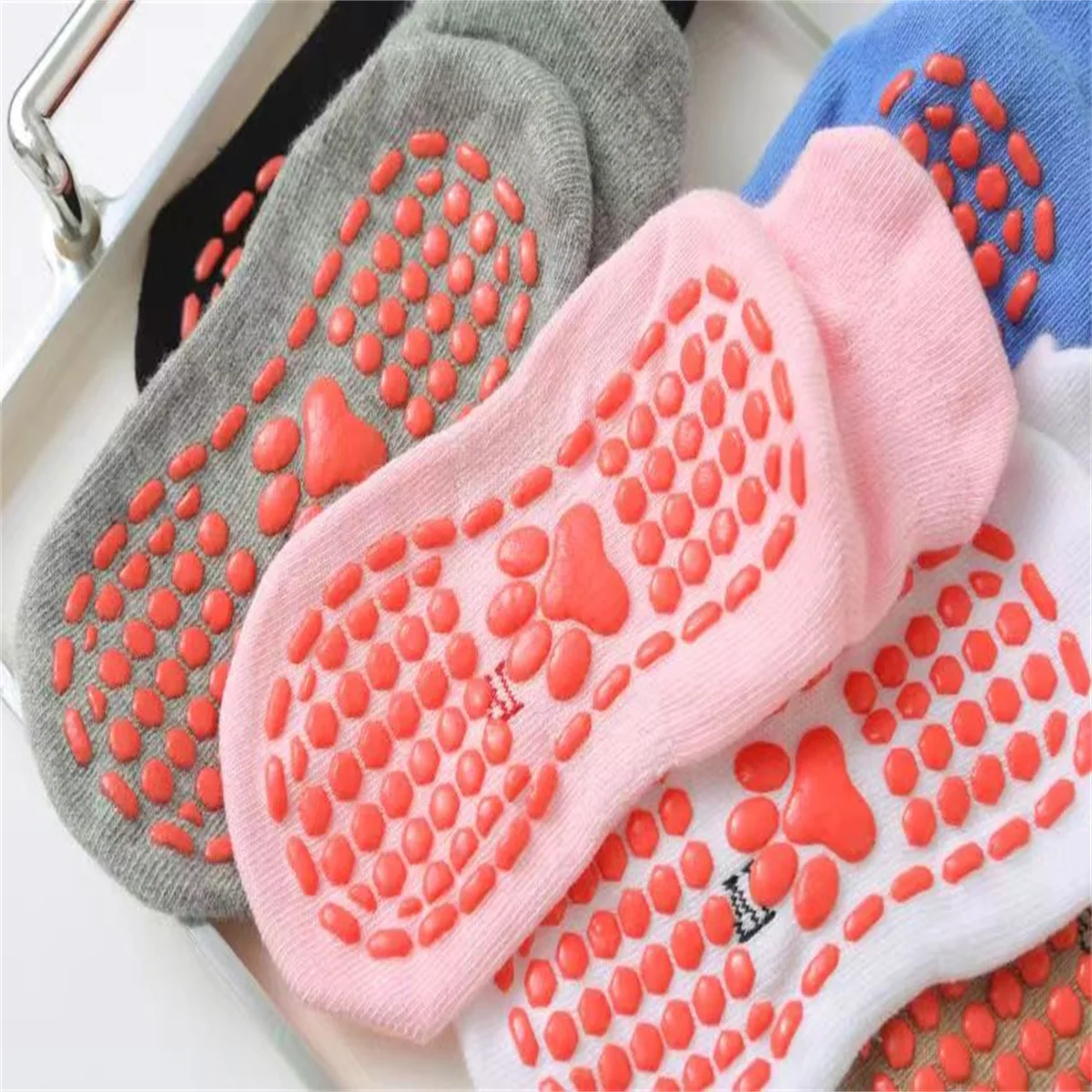 Six pairs of male baby boys, female baby girls, bear paw patterned adhesive floor socks, anti slip and wear-resistant, cute sock