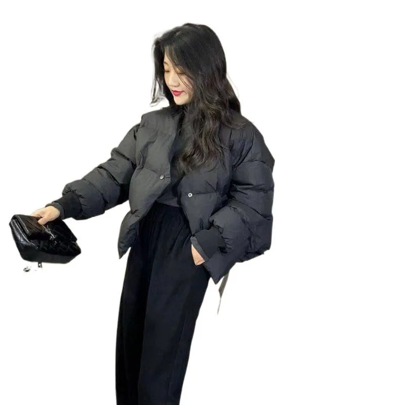 

Новые женские пуховики-парки в американском стиле: классические, с подогревом, на боковых пуговицах, с узором «аргайл», сшитые из кружева, в стиле эмо, блестящие, камуфляжные.