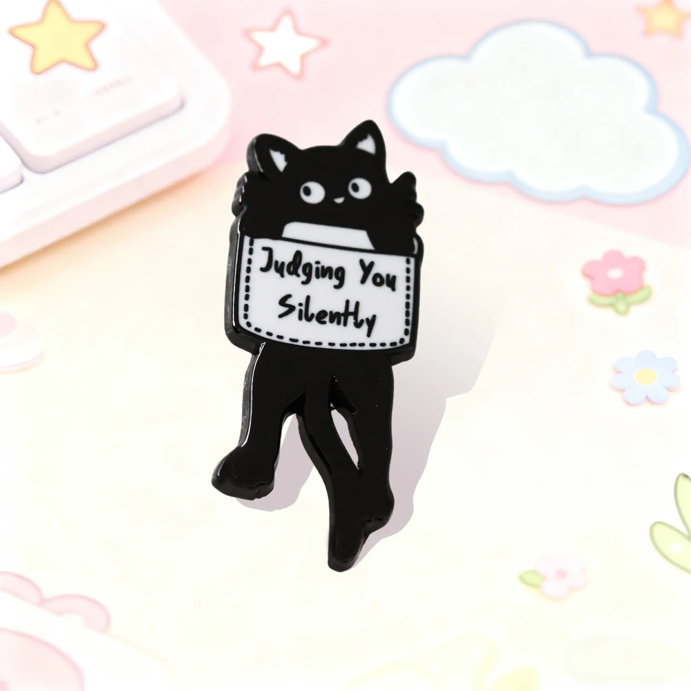 �Ich beurteile dich stillschweigend“ – lustiger Slogan-Abzeichen-Design, schwarze Katze, Brosche, Accessoire für Tierliebhaber, Emaille-Anstecker, schlichter Modeschmuck. – Detail 6
