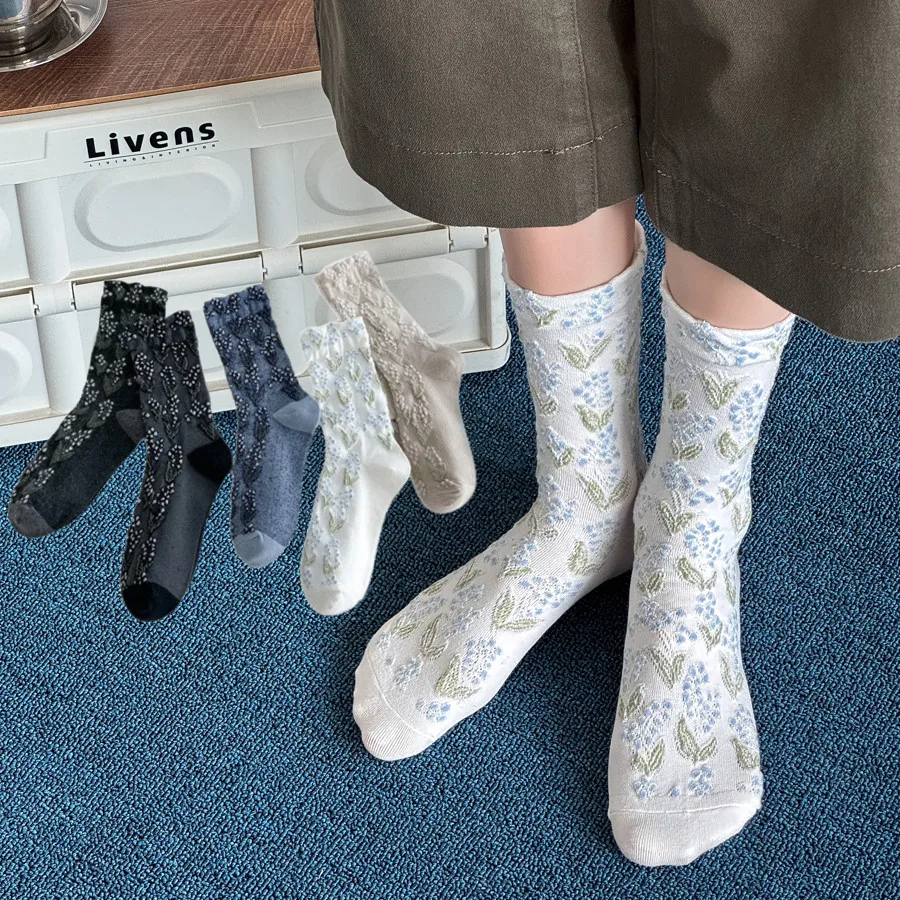 

Ethnic Style Women Socks Japanese Floral Embossment Retro Middle Tube Socks Women Autumn Winter Harajuku Vintage Long Socks Sox