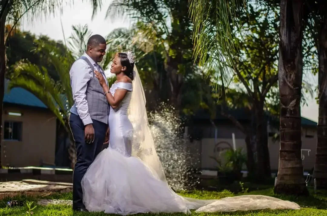 Maßgeschneidertes schulterfreies Meerjungfrau-Hochzeitskleid mit Sweep-Zug und Garten, ärmellose Brautkleider mit Applikationen