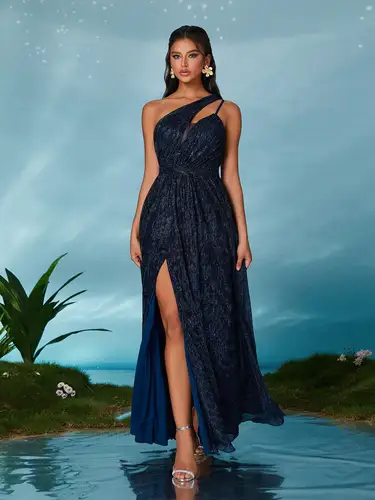 Un vestido largo, informal, con hombros descubiertos, recortado, cintura ajustada, corte en A