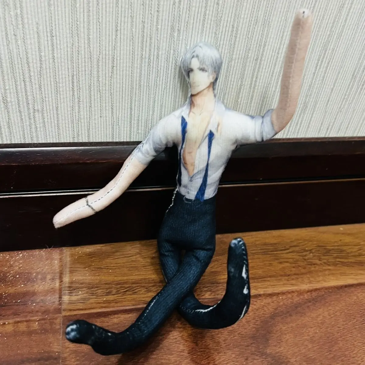 光と夜のチャーリー・スー アニメコスプレぬいぐるみ 可動式抽象ボディ ワイヤースケルトンプロップ スレンダーで曲がる形のおもちゃ