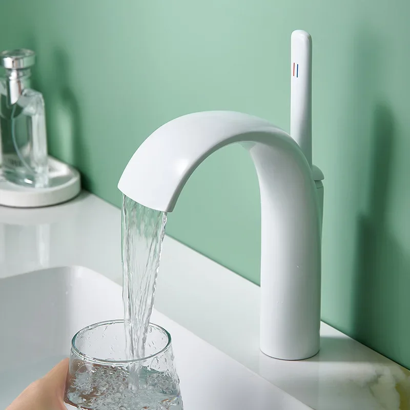 Keran wastafel kamar mandi tembaga murni kreatif untuk air panas dan dingin, keran air terjun untuk wastafel kabinet MT2526