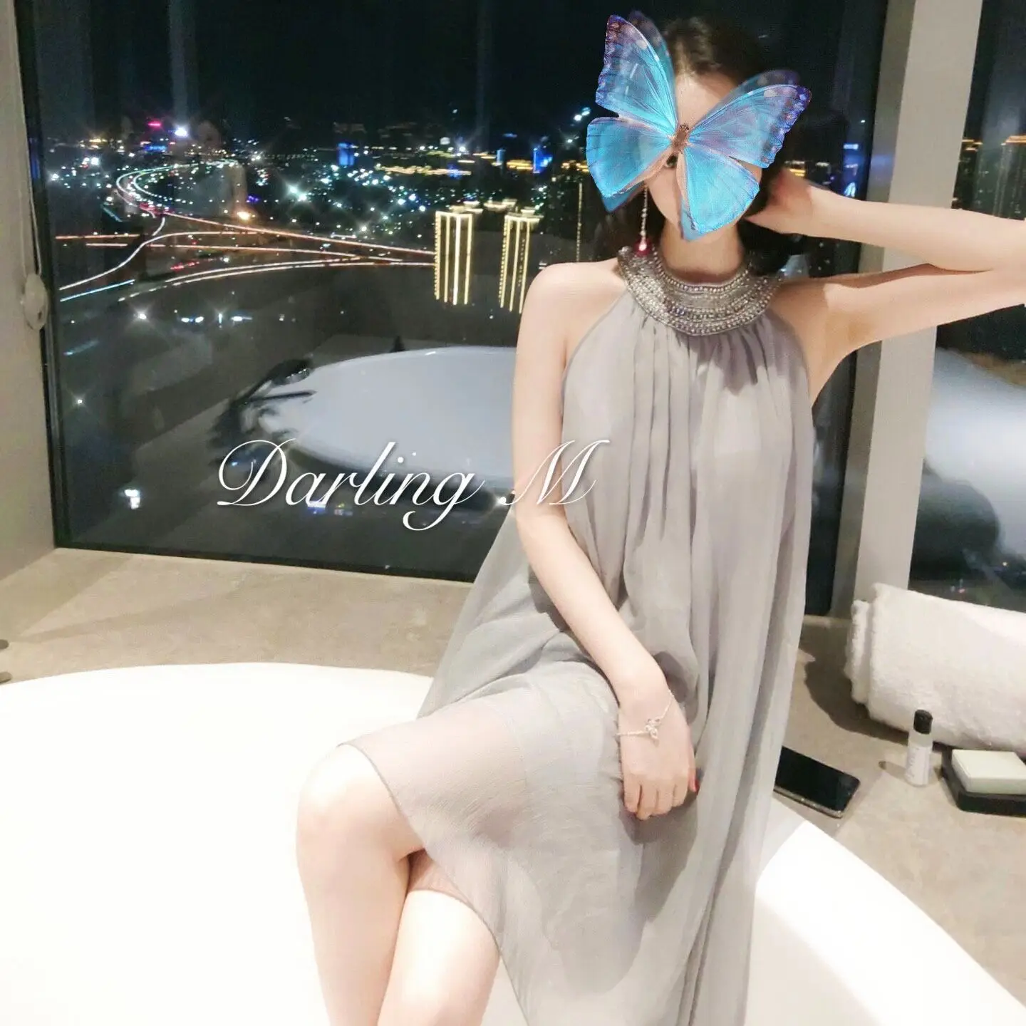 Vestido sem mangas elegante feito à mão com contas halter