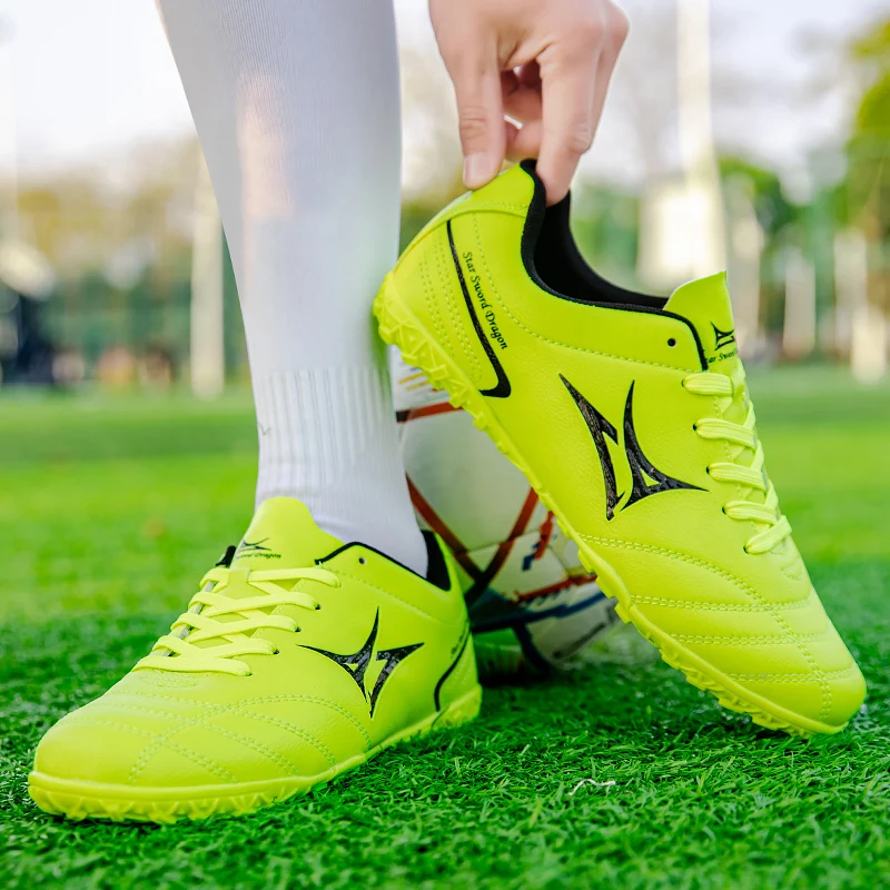 Hot Sale Fashion Green Men's Football Training Shoes Size 35-46 Soccer Turf Shoes Unisex Professional Indoor Futsal Sneakers Men