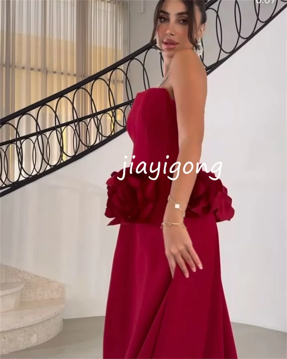 Abiti lunghi senza spalline a trapezio con fiori fatti a mano con pieghe intricate personalizzate Celebrity Casual squisito di alta qualità