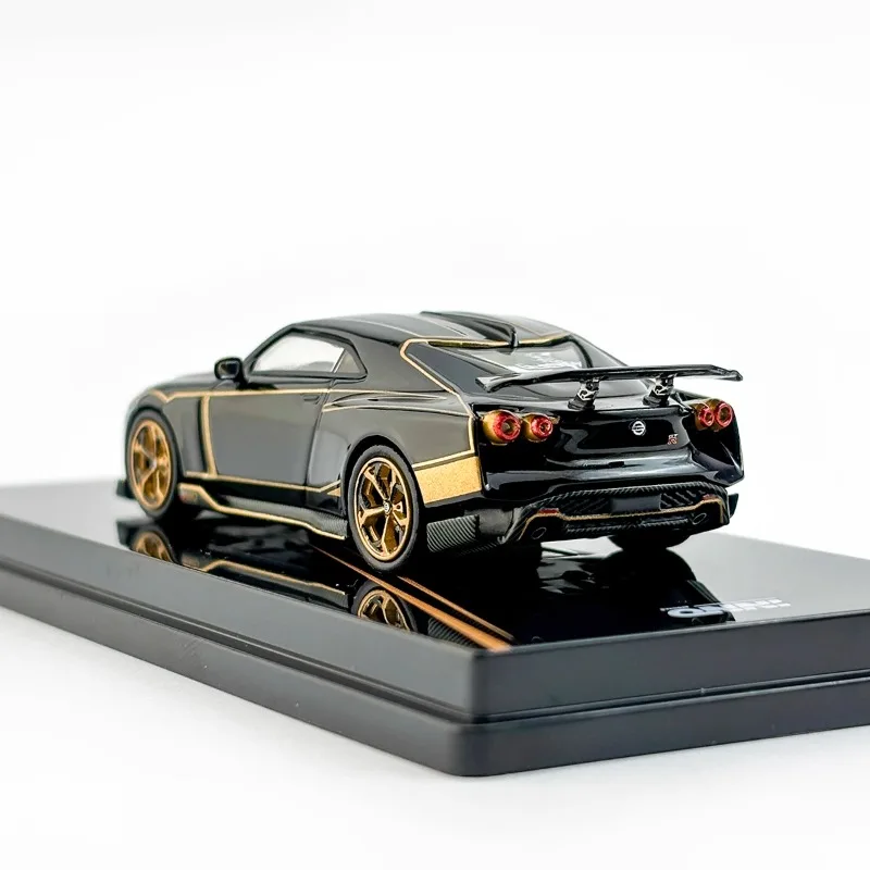 En stock 1:64 NISSAN GTR 50th Anniversary modelo de coche de aleación de simulación fundida, juguete de regalo del festival para niños, artículo decorativo para adultos.