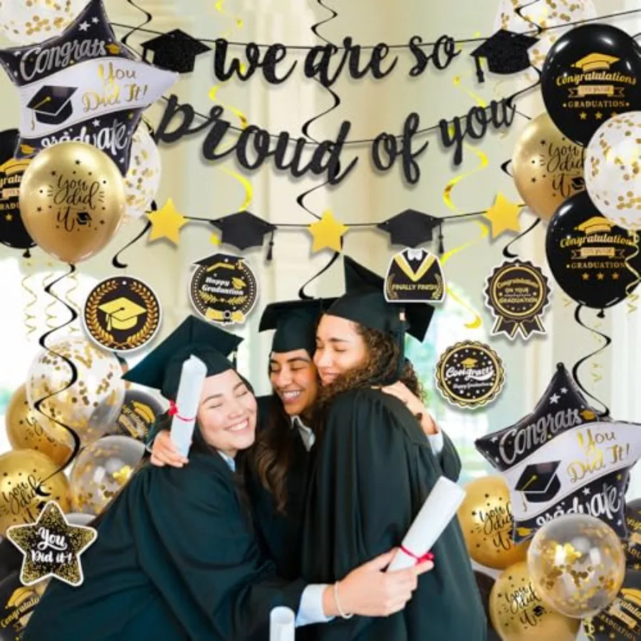 زينة التخرج فئة 2025 بالونات التخرج باللونين الأسود والذهبي مع دوامة معلقة نحن فخور جدًا بك راية Congra