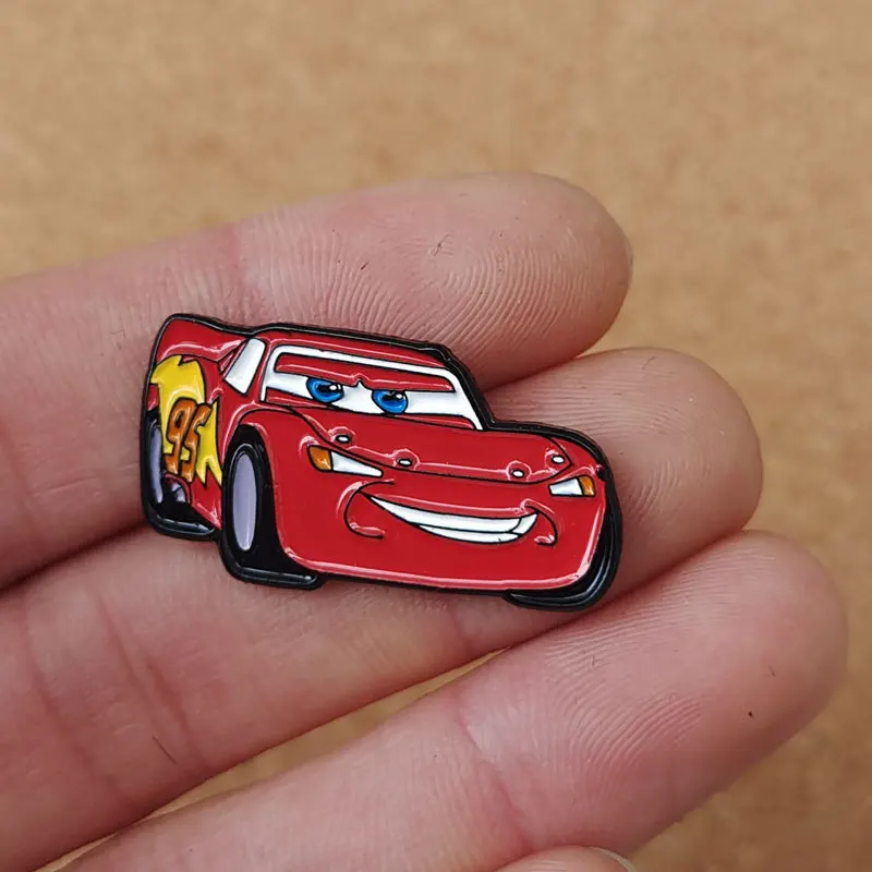 Broche esmaltado de coches rojos Toy Story, broches de figuras de Anime, insignias de Pin de solapa para bolso, regalo de joyería decorativa
