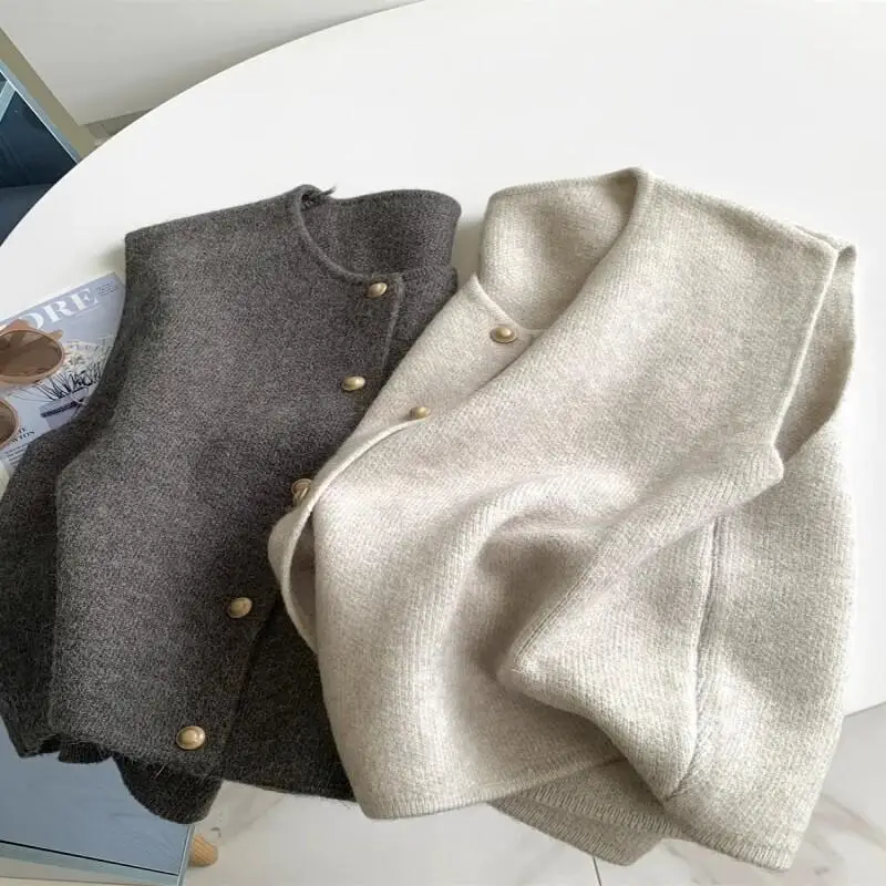 

Gentle single-breasted small gold buttons round neck slim knitted vest for women Korean style loose waistcoat tops for women