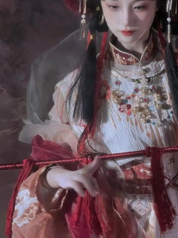 collection-printemps-Ete-2024-robe-feerique-style-dynastie-ming-a-col-montant-et-manches-longues-avec-jupe-a-traine