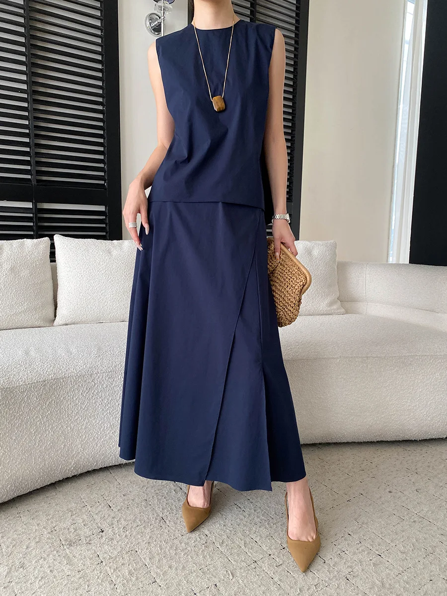 Frühlings- und Sommer-Damen-Set: Lässiges, einfarbiges, unregelmäßig designtes, ärmelloses Westen-Shirt mit Rundhalsausschnitt und Halbrock. – Detail 8