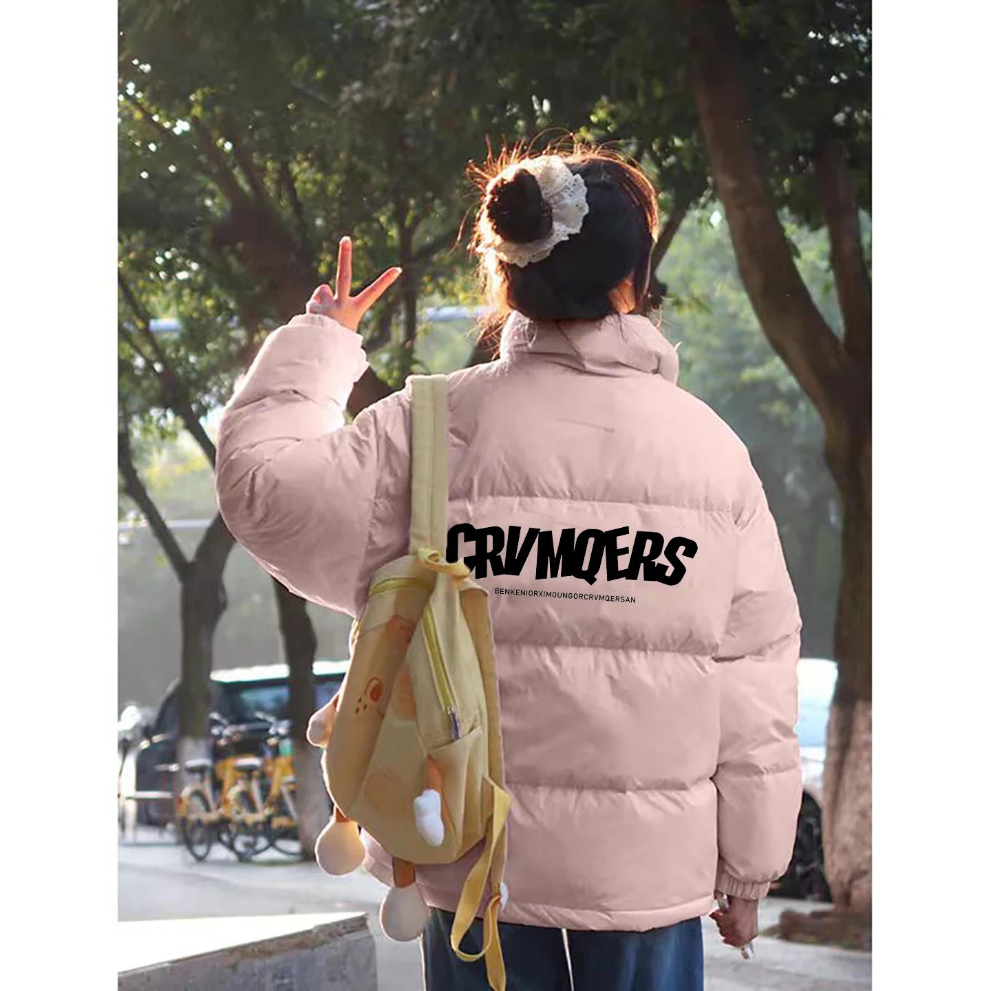 เสื้อพาร์กาแบบยูนิเซ็กซ์ ลายตารางหมากรุก ดีไซน์ดั้งเดิม คลาสสิก ดีไซน์มีเอกลักษณ์  ให้ความรู้สึกวินเทจ  ลุคเรโทร  โทนสีกลางๆ