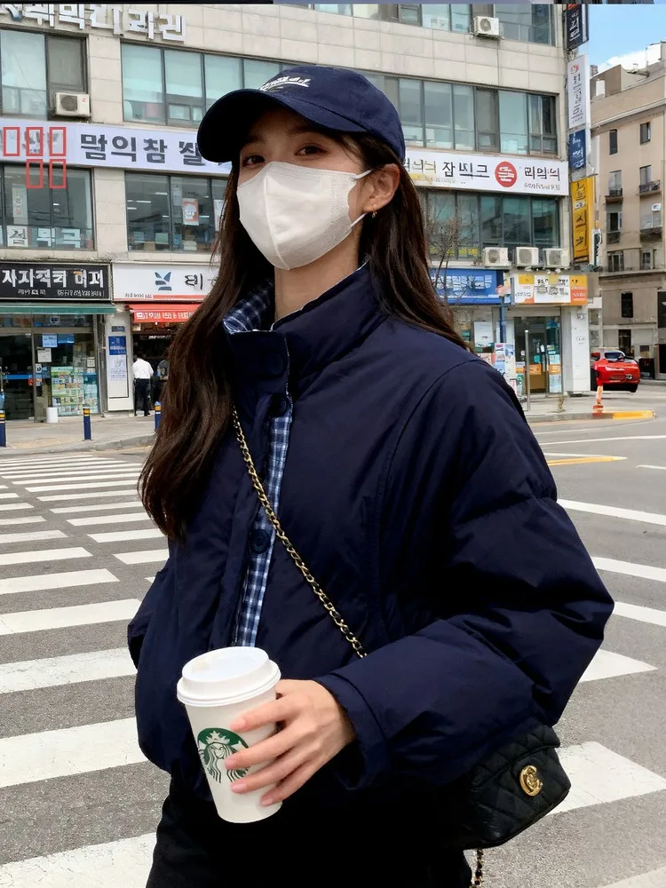 

Корейская укороченная женская куртка-пуховик с 90% белым утиным пухом, в клетку, с воротником-стойкой, теплая, на молнии